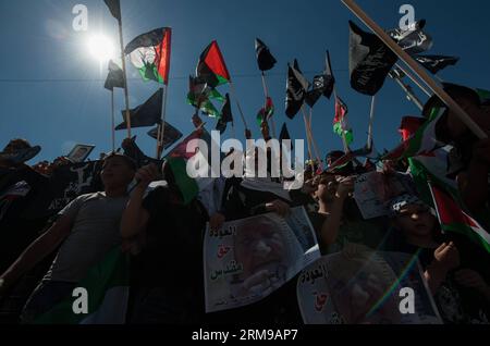 GERUSALEMME, 15 maggio 2014 - i manifestanti partecipano a una manifestazione che segna il 66° anniversario del Nakba Day, o giorno della catastrofe in arabo, una commemorazione annuale per il loro lamento sulla fondazione di Israele nel 1948 e il loro spostamento durante la guerra sulla sua scia, alla porta di Damasco nella città vecchia di Gerusalemme, il 15 maggio 2014. Un portavoce della polizia israeliana ha detto giovedì che cinque manifestanti sono stati arrestati durante la manifestazione non autorizzata qui giovedì. L'esercito israeliano ha ucciso due manifestanti e ne ha feriti altri dieci con munizioni vive durante gli scontri a seguito di una protesta che ha segnato il 66esimo AN Foto Stock