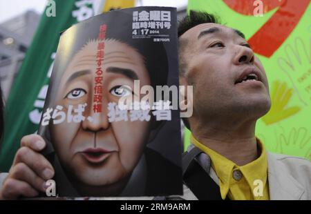 (140515) -- TOKYO, 15 maggio 2014 (Xinhua) -- la gente protesta contro il gruppo di esperti di destra selezionato da Abe, partecipa a un raduno di fronte alla residenza ufficiale del primo ministro a Tokyo, in Giappone, 15 maggio 2014. Il primo ministro giapponese Shinzo Abe ha affermato, in una conferenza stampa di giovedì, che intende revocare il divieto di esercitare l'autodifesa collettiva reinterpretando la costituzione pacifista come un rapporto del panel proposto all'inizio della giornata. (Xinhua/Stinger) (djj) JAPAN-TOKYO-ABE-PANEL REPORT-RALLY PUBLICATIONxNOTxINxCHN Tokyo 15 maggio 2014 le celebrità di XINHUA protestano contro l'ABE S Hand Picked Pan Foto Stock