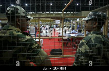 (140516) -- GUWAHATI, 16 maggio 2014 (Xinhua) -- foto scattata il 16 maggio 2014 mostra il centro di conteggio delle elezioni generali dell'India a Guwahati, Assam, India. (Xinhua/Stringer) (zjy) INDIA-GUWAHATI-ELECTION-COUNTING CENTER PUBLICATIONxNOTxINxCHN Guwahati 16 maggio 2014 XINHUA foto scattata IL 16 maggio 2014 mostra il Centro di conteggio delle ELEZIONI generali dell'India a Guwahati Assam India XINHUA Stringer India Guwahati ELECTION Counting Centre PUBLICATIONXNOTXINXCHN Foto Stock