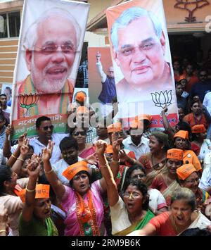 (140516) -- GUWAHATI, 16 maggio 2014 (Xinhua) -- i sostenitori della principale opposizione indiana Bharatiya Janata Party (BJP) celebrano la vittoria del partito nelle elezioni di Lok Sabha presso la sede del Partito di Stato a Guwahati, India, 16 maggio 2014. (Xinhua/Stringer) (zjy) INDIA-GUWAHATI-BJP-CELEBRATIONS PUBLICATIONxNOTxINxCHN Guwahati 16 maggio 2014 i sostenitori di XINHUA dell'opposizione principale dell'India Bharatiya Janata Party BJP celebrano la vittoria del Partito nelle ELEZIONI DI Lok Sabha PRESSO la sede del Partito di Stato A Guwahati India 16 maggio 2014 XINHUA Stringer India Guwahati BINTIBLUXINSPINTIONCHN Foto Stock