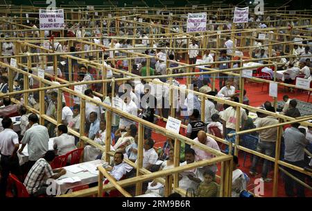 (140516) -- GUWAHATI, 16 maggio 2014 (Xinhua) -- foto scattata il 16 maggio 2014 mostra il centro di conteggio delle elezioni generali dell'India a Guwahati, Assam, India. (Xinhua/Stringer) (zjy) INDIA-GUWAHATI-ELECTION-COUNTING CENTER PUBLICATIONxNOTxINxCHN Guwahati 16 maggio 2014 XINHUA foto scattata IL 16 maggio 2014 mostra il Centro di conteggio delle ELEZIONI generali dell'India a Guwahati Assam India XINHUA Stringer India Guwahati ELECTION Counting Centre PUBLICATIONXNOTXINXCHN Foto Stock