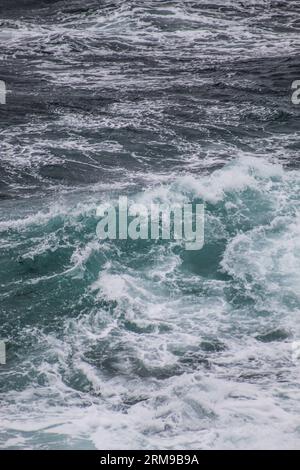 Il potere delle onde sulla costa settentrionale della Cornovaglia, Regno Unito Foto Stock