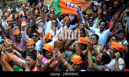 (140516) -- GUWAHATI, 16 maggio 2014 (Xinhua) -- i sostenitori della principale opposizione indiana Bharatiya Janata Party (BJP) celebrano la vittoria del partito nelle elezioni di Lok Sabha presso la sede del Partito di Stato a Guwahati, India, 16 maggio 2014. (Xinhua/Stringer) (zjy) INDIA-GUWAHATI-BJP-CELEBRATIONS PUBLICATIONxNOTxINxCHN Guwahati 16 maggio 2014 i sostenitori di XINHUA dell'opposizione principale dell'India Bharatiya Janata Party BJP celebrano la vittoria del Partito nelle ELEZIONI DI Lok Sabha PRESSO la sede del Partito di Stato A Guwahati India 16 maggio 2014 XINHUA Stringer India Guwahati BINTIBLUXINSPINTIONCHN Foto Stock