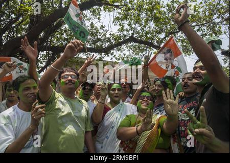 (140516) -- CALCUTTA, 16 maggio 2014 (Xinhua) -- i sostenitori indiani del Trinamool Congress (TMC) celebrano i risultati delle elezioni del partito a Calcutta, capitale dello stato indiano orientale del Bengala occidentale il 16 maggio 2014. Il principale partito di opposizione indiano Bharatiya Janata Party (BJP) venerdì ha creato la storia vincendo le elezioni generali con una frana, la vittoria più clamorosa di qualsiasi partito negli ultimi 30 anni, decimando il Partito del Congresso guidato dalla dinastia Nehru-Gandhi. Il BJP non ebbe molto successo nel Bengala occidentale rispetto ad altri stati dell'India, dato che il TMC vinse 34 su 42 e il BJP ne vinse solo 2. (Xinhua/Tumpa Mondal) ( Foto Stock