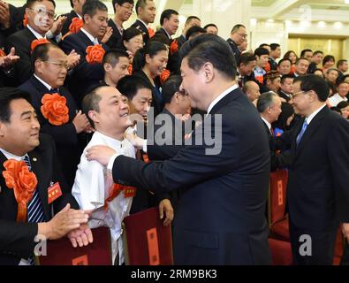 (140516) -- PECHINO, 16 maggio 2014 (Xinhua) -- i leader cinesi Xi Jinping (2nd R), li Keqiang (1st R), Liu Yunshan e Zhang Gaoli incontrano 165 persone disabili che sono state onorate come modelli nazionali per la loro fiducia nella grande sala del popolo a Pechino, capitale della Cina, il 16 maggio 2014. Elogiati anche 200 istituzioni e 133 individui per l'aiuto che avevano fornito ai disabili. (Xinhua/ma Zhancheng) (zkr) CHINA-BEIJING-XI JINPING-DISABLED ROLE MODELS-MEETING(CN) PUBLICATIONxNOTxINxCHN Pechino 16 maggio 2014 XINHUA Top Chinese Leaders Xi Jinping 2nd r left Keqiang 1st r Foto Stock