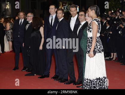 (140516) -- CANNES, 16 maggio 2014 (Xinhua) -- i membri del cast e gli ospiti arrivano per la prima di Captives , o The Captive, durante il 67° Festival di Cannes, Francia, 16 maggio 2014. Venerdì, il regista canadese Atom Egoyan ha offerto i suoi ultimi cineasti al 67° Festival di Cannes per competere per la Palme d o per il miglior film. (Xinhua/Ye Pingfan) FRANCE-CANNES-FILM FESTIVAL-THE CAPTIVE PUBLICATIONxNOTxINxCHN Cannes 16 maggio 2014 i membri e gli ospiti di XINHUA Cast arrivano per la prima di Captives o The Captive durante il 67° Festival di Cannes in Francia, 16 maggio 201 Foto Stock