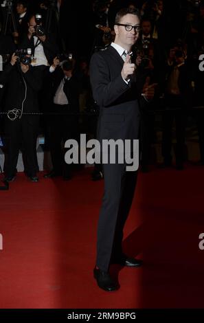 (140516) -- CANNES, 16 maggio 2014 (Xinhua) -- membro della giuria e regista danese Nicolas Winding Refn arriva per la prima di Captives , or the Captive, durante il 67° Festival di Cannes, in Francia, il 16 maggio 2014. Venerdì, il regista canadese Atom Egoyan ha offerto i suoi ultimi cineasti al 67° Festival di Cannes per competere per la Palme d o per il miglior film. (Xinhua/Ye Pingfan) FRANCE-CANNES-FILM FESTIVAL-THE CAPTIVE PUBLICATIONxNOTxINxCHN Cannes 16 maggio 2014 il membro della giuria di XINHUA e il regista danese Nicolas Winding Refn arriva per la prima di Captives o del Captive duri Foto Stock