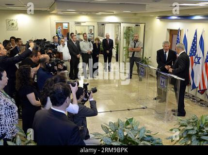 (140516) -- GERUSALEMME, 16 maggio 2014 (Xinhua) -- il primo ministro israeliano Benjamin Netanyahu (1st R) stringe la mano al segretario della difesa americano in visita Chuck Hagel durante una conferenza stampa presso l'ufficio del primo ministro a Gerusalemme, il 16 maggio 2014. Israele non è sorpreso da un rapporto delle Nazioni Unite che afferma che l'Iran sta pretendendo capacità missilistiche, il primo ministro israeliano Benjamin Netanyahu venerdì ha detto in visita al segretario della difesa americano Chuck Hagel. (Xinhua/GPO/Haim Zach) -ISRAEL OUT- MIDEAST-JERUALEM-DIPLOMACY-ISRAEL-US-CHUCK HAGEL PUBLICATIONxNOTxINxCHN Gerusalemme 16 maggio 2014 XINHUA israeliana P Foto Stock