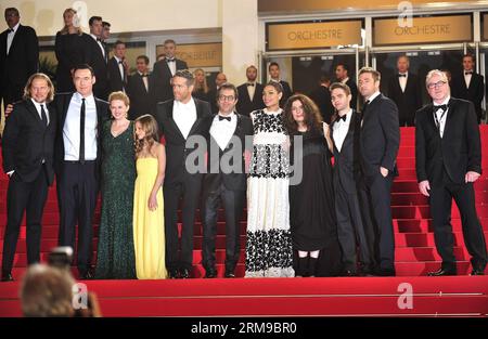 (140516) -- CANNES, 16 maggio 2014 (Xinhua) -- i membri del cast e gli ospiti arrivano per la prima di Captives , o The Captive, durante il 67° Festival di Cannes, Francia, 16 maggio 2014. Venerdì, il regista canadese Atom Egoyan ha offerto i suoi ultimi cineasti al 67° Festival di Cannes per competere per la Palme d o per il miglior film. (Xinhua/Ye Pingfan) FRANCE-CANNES-FILM FESTIVAL-THE CAPTIVE PUBLICATIONxNOTxINxCHN Cannes 16 maggio 2014 i membri e gli ospiti di XINHUA Cast arrivano per la prima di Captives o The Captive durante il 67° Festival di Cannes in Francia, 16 maggio 201 Foto Stock