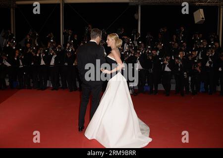 (140516) -- CANNES, 16 maggio 2014 (Xinhua) -- l'attrice statunitense Blake Lively e marito l'attore canadese Ryan Reynolds arrivano per la prima di Captives , o The Captive, durante il 67° Festival di Cannes, in Francia, 16 maggio 2014. Venerdì, il regista canadese Atom Egoyan ha offerto i suoi ultimi cineasti al 67° Festival di Cannes per competere per la Palme d o per il miglior film. (Xinhua/Ye Pingfan) FRANCIA-CANNES-FILM FESTIVAL-THE CAPTIVE PUBLICATIONxNOTxINxCHN Cannes 16 maggio 2014 XINHUA l'attrice statunitense Blake Lively e il marito l'attore canadese Ryan Reynolds arrivano per la premiere di Cap Foto Stock