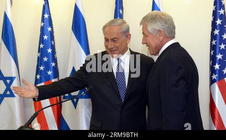 (140516) - GERUSALEMME, 16 maggio 2014 (Xinhua) -- il primo ministro israeliano Benjamin Netanyahu (L) e il segretario alla difesa in visita Chuck Hagel partecipano a una conferenza stampa presso l'ufficio del primo ministro a Gerusalemme, il 16 maggio 2014. Israele non è sorpreso da un rapporto delle Nazioni Unite che afferma che l'Iran sta pretendendo capacità missilistiche, il primo ministro israeliano Benjamin Netanyahu venerdì ha detto in visita al segretario della difesa americano Chuck Hagel. (Xinhua/GPO/Haim Zach) -ISRAEL OUT- MIDEAST-JERUALEM-DIPLOMACY-ISRAEL-US-CHUCK HAGEL PUBLICATIONxNOTxINxCHN Gerusalemme 16 maggio 2014 XINHUA primi ministri israeliani Ben Foto Stock