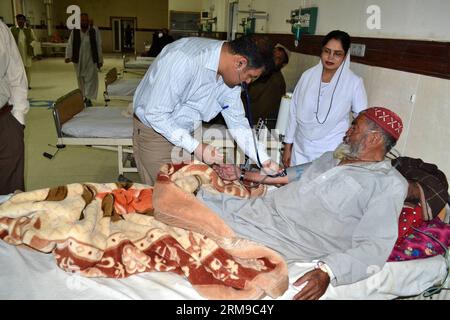 (140517) -- QUETTA, 17 maggio 2014 (Xinhua) -- Un medico pakistano controlla la pressione sanguigna di un paziente durante la giornata mondiale dell'ipertensione nel sud-ovest del Pakistan S Quetta, 17 maggio 2014. (Xinhua/Asad) PAKISTAN-QUETTA-WORLD HYPERTENSION DAY PUBLICATIONxNOTxINxCHN Quetta 17 maggio 2014 XINHUA un medico pakistano controlla la sicurezza del sangue di un paziente durante la giornata mondiale dell'ipertensione nel sud-ovest del Pakistan S Quetta 17 maggio 2014 XINHUA Asad Pakistan Quetta giornata mondiale dell'ipertensione PUBLICATIONXNOTXINXCHN Foto Stock