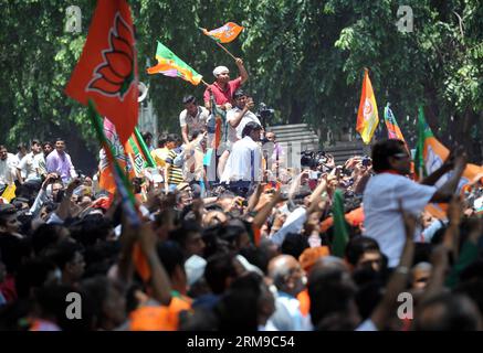 (140517) -- NUOVA DELHI, 17 maggio 2014 (Xinhua) -- i sostenitori salutano la principale opposizione indiana, leader del partito Bharatiya Janata (BJP) e primo ministro designato Narendra modi a nuova Delhi, India, 17 maggio 2014. Migliaia di tifosi hanno accolto modi al suo arrivo nella capitale sabato dopo aver guidato il suo partito con una maggioranza schiacciante alle elezioni nazionali. (Xinhua/Partha Sarkar) INDIA-NUOVA DELHI-MODI PUBLICATIONxNOTxINxCHN nuova Delhi 17 maggio 2014 i sostenitori DI XINHUA salutano la principale opposizione indiana Bharatiya Janata Party BJP leader e primi ministri designano i modi Narendra a nuova Delhi India ma Foto Stock