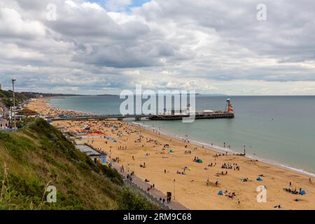 Bournemouth, Dorset Regno Unito. 27 agosto 2023. Meteo del Regno Unito: Una fresca giornata di agosto, ma almeno è asciutto dopo le forti piogge e i temporali di ieri. La folla si affluisce alla spiaggia di Bournemouth per sfruttare al meglio il weekend lungo durante il periodo delle festività in riva al mare, nonostante il maltempo per il periodo dell'anno. Crediti: Carolyn Jenkins/Alamy Live News Foto Stock