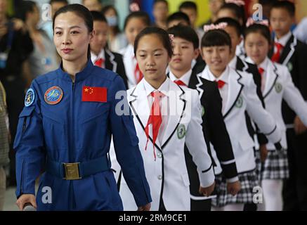 Wang Yaping (1st L), la seconda astronauta cinese che entra nello spazio, partecipa a un'attività della settimana nazionale della scienza e della tecnologia 2014 a Pechino, capitale della Cina, 17 maggio 2014. (Xinhua) (ry) CHINA-BEIJING-NATIONAL SCIENCE WEEK (CN) PUBLICATIONxNOTxINxCHN Wang Yaping 1st l la seconda astronauta cinese CHE ENTRA nello spazio partecipa all'attività della settimana nazionale della scienza e della tecnologia 2014 a Pechino capitale della Cina 17 maggio 2014 XINHUA Ry China Beijing National Science Week CN PUBLICATIONxNOTxINxCHN Foto Stock