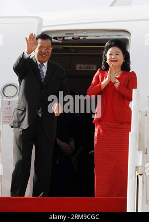 Il primo ministro cambogiano Hun Sen (L) e sua moglie Bun Rany gesture all'aeroporto internazionale di Phnom Penh a Phnom Penh, 18 maggio 2014. Hun Sen ha volato a Shanghai nella Cina orientale domenica mattina per partecipare al 4° Summit of Conference on Interaction and Confidence Building Measures in Asia (CICA), che si terrà martedì e mercoledì. (Xinhua/Sovannara) CAMBOGIA-PM-CINA-SHANGHAI-cica PUBLICATIONxNOTxINxCHN Foto Stock