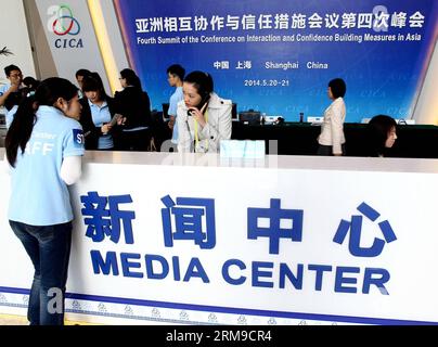 (140518) -- SHANGHAI, 18 maggio 2014 (Xinhua) -- la foto scattata il 18 maggio 2014 mostra il banco di servizio del centro mediatico durante il quarto vertice della Conferenza sulle misure di interazione e rafforzamento della fiducia in Asia (CICA) a Shanghai, Cina orientale. Il centro mediatico del CICA è stato ufficialmente messo in funzione domenica.(Xinhua/Chen Fei) (mp) CHINA-SHANGHAI-4TH cica-MEDIA CENTER (CN) PUBLICATIONxNOTxINxCHN Shanghai 18 maggio 2014 XINHUA foto scattata IL 18 maggio 2014 mostra il banco dei servizi del Media Center durante il quarto vertice della Conferenza SULLE misure di interazione e rafforzamento della fiducia Foto Stock