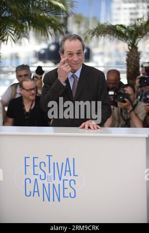 (140518) -- CANNES, 18 maggio 2014 (Xinhua) -- il regista statunitense Tommy Lee Jones posa durante il photocall for the Homesman al 67° Festival di Cannes, Francia, 18 maggio 2014. Il film è presentato al Concorso ufficiale del festival che si svolge dal 14 al 25 maggio. (Xinhua/Ye Pingfan) (djj) FRANCE-CANNES-FILM FESTIVAL-THE HOMESMAN-PHOTO CALL PUBLICATIONxNOTxINxCHN Cannes 18 maggio 2014 XINHUA U S Director Tommy Lee Jones posa durante il bando fotografico per il 67° Festival di Cannes Francia 18 maggio 2014 il film È presentato al Concorso ufficiale delle FES Foto Stock