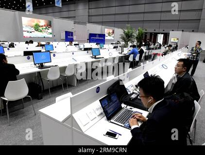 (140518) -- SHANGHAI, 18 maggio 2014 (Xinhua) -- foto scattata il 18 maggio 2014 mostra l'area di lavoro del centro mediatico durante il quarto vertice della Conferenza sulle misure di interazione e rafforzamento della fiducia in Asia (CICA) a Shanghai, Cina orientale. Il centro mediatico del CICA è stato ufficialmente messo in funzione domenica.(Xinhua/Chen Fei) (mp) CHINA-SHANGHAI-4TH cica-MEDIA CENTER (CN) PUBLICATIONxNOTxINxCHN Shanghai 18 maggio 2014 XINHUA foto scattata IL 18 maggio 2014 mostra l'area di lavoro del Media Center durante il quarto vertice della Conferenza SULLE misure di interazione e rafforzamento della fiducia in AS Foto Stock