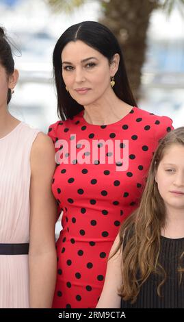 (140518) -- CANNES, 18 maggio 2014 (Xinhua) -- l'attrice italiana Monica Bellucci posa durante il photocall per le meraviglie al 67° Festival di Cannes, Francia, 18 maggio 2014. Il film è presentato al Concorso ufficiale del festival che si svolge dal 14 al 25 maggio. (Xinhua/Ye Pingfan) (djj) FRANCIA-CANNES-FILM FESTIVAL-THE WONDERS-PHOTO CALL PUBLICATIONxNOTxINxCHN Cannes 18 maggio 2014 XINHUA l'attrice italiana Monica Bellucci posa durante il Photo call per le meraviglie AL 67° Festival di Cannes in Francia 18 maggio 2014 il film È presente Foto Stock