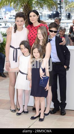 (140518) -- CANNES, 18 maggio 2014 (Xinhua) -- i membri del cast si esibiscono durante il photocall per le meraviglie al 67° Festival di Cannes, Francia, 18 maggio 2014. Il film è presentato al Concorso ufficiale del festival che si svolge dal 14 al 25 maggio. (Xinhua/Ye Pingfan) (djj) FRANCE-CANNES-FILM FESTIVAL-THE WONDERS-PHOTO CALL PUBLICATIONxNOTxINxCHN Cannes 18 maggio 2014 i membri XINHUA Cast si pongono durante il bando fotografico per le meraviglie AL 67° Festival di Cannes in Francia 18 maggio 2014 il film È presentato al Concorso ufficiale delle FES Foto Stock