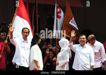 (140519) -- GIACARTA, 19 maggio 2014 (Xinhua) -- il candidato presidenziale indonesiano Joko Widodo (1st L) accompagnato dal suo vice candidato Jusuf Kalla (2nd R) partecipa a una cerimonia di dichiarazione a Giacarta, Indonesia, 19 maggio 2014. Il Presidente auspica che le elezioni in Indonesia abbiano finalmente annunciato lunedì i loro compagni di corsa poco prima della scadenza del periodo di registrazione previsto per il 20 maggio e alcuni di loro stanno attraversando stancanti colloqui per nominare i candidati del vicepresidente. (Xinhua/Zulkarnain)(bxq) INDONESIA-GIACARTA-ELECTION PUBLICATIONxNOTxINxCHN Giacarta 19 maggio 2014 XINHUA Indonesia si Foto Stock