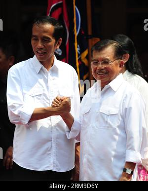 (140519) -- GIACARTA, 19 maggio 2014 (Xinhua) -- il candidato presidenziale indonesiano Joko Widodo (L) accompagnato dal suo vice presidente candidato Jusuf Kalla partecipa a una cerimonia di dichiarazione a Giacarta, Indonesia, 19 maggio 2014. Il Presidente auspica che le elezioni in Indonesia abbiano finalmente annunciato lunedì i loro compagni di corsa poco prima della scadenza del periodo di registrazione previsto per il 20 maggio e alcuni di loro stanno attraversando stancanti colloqui per nominare i candidati del vicepresidente. (Xinhua/Zulkarnain) (bxq) INDONESIA-GIACARTA-ELEZIONI PUBLICATIONxNOTxINxCHN Giacarta 19 maggio 2014 XINHUA presidente indonesiano CAN Foto Stock