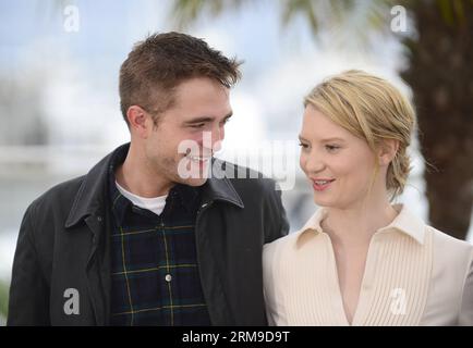 (140519) -- CANNES, 19 maggio 2014 (Xinhua) -- l'attore britannico Robert Pattinson (L) e l'attrice australiana mia Wasikowska posano durante il photocall for Maps to the Stars al 67° Festival di Cannes, in Francia, 19 maggio 2014. Il film è presentato al Concorso ufficiale del festival che si svolge dal 14 al 25 maggio. (Xinhua/Ye Pingfan) FRANCE-CANNES-FILM FESTIVAL-MAPPE ALLE STELLE-FOTO CHIAMATA PUBLICATIONxNOTxINxCHN Cannes 19 maggio 2014 XINHUA l'attore britannico Robert Pattinson l e l'attrice australiana mia Wasikowska posa durante il Photo Call for Maps to the Stars AL 67° Cannes Film Foto Stock