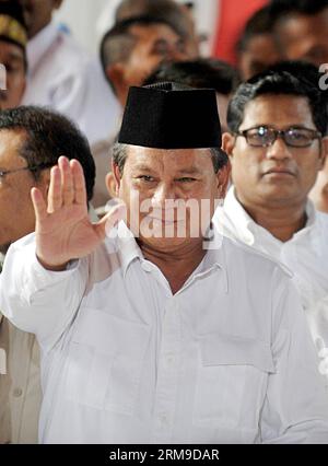 (140519) -- GIACARTA, 19 maggio 2014 (Xinhua) -- il candidato presidenziale indonesiano Prabowo Subianto (C) onda i sostenitori durante la dichiarazione della sua candidatura alle elezioni presidenziali del paese, a Giacarta, Indonesia, 19 maggio 2014. (Xinhua/Agung Kuncahya B.)(bxq) INDONESIA-JAKARTA-PRESIDENTIAL CANDIDATE PUBLICATIONxNOTxINxCHN Giacarta 19 maggio 2014 XINHUA candidato presidenziale indonesiano Prabowo C Waves to Supporters during HIS candidacy for the Country S Presidential ELECTIONS in Jakarta Indonesia 19 maggio 2014 XINHUA Agung Kuncahya B Indonesia Jakarta Presidential C Foto Stock