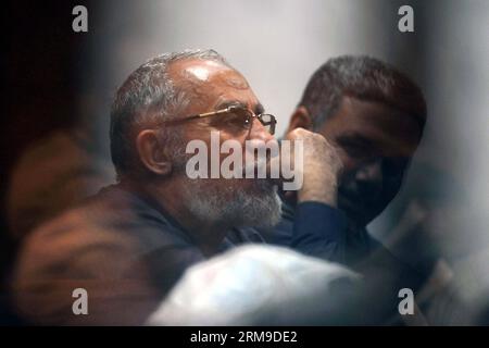 (140519) -- IL CAIRO, 19 maggio 2014 (Xinhua) -- Mohamed Badie, leader dei Fratelli musulmani, è visto in una gabbia dell'imputato su un tribunale durante il suo periodo di prigionia al Cairo, capitale dell'Egitto, il 19 maggio 2014. Il percorso di lunedì, durante il periodo di detenzione dell'ex presidente deposto Mohamed Morsi con altri 130 membri della Fratellanza musulmana, incluso il suo leader Mohamed Badie, è stato rinviato al 7 giugno. (Xinhua/Ahmed Omar)(cy) EGITTO-POLITICA-MORSI-TRIAL PUBLICATIONxNOTxINxCHN Foto Stock