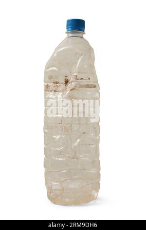 bottiglia d'acqua di scarico in plastica isolata su sfondo bianco, contenitore trasparente sporco e indesiderato schiacciato, scartato o gettato contribuendo Foto Stock