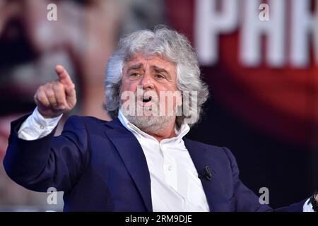 ROMA, 19 maggio 2014 (Xinhua) - il leader del partito politico italiano Beppe Grillo partecipa a un programma televisivo porta a porta nel tentativo di fare campagna elettorale per le prossime elezioni europee, a Roma, 19 maggio 2014. (Xinhua/Alberto Lingria) ITALIA-ROMA-GRILLO PUBLICATIONxNOTxINxCHN Roma 19 maggio 2014 il leader del movimento cinque stelle del Partito politico italiano XINHUA Beppe Grillo partecipa a un programma televisivo intitolato Door to Door in un BID to Door in vista delle prossime ELEZIONI europee a Roma 19 maggio 2014 XINHUA Alberto Lingria Italia Roma Grillo PUBLICATIONxINxCHN Foto Stock