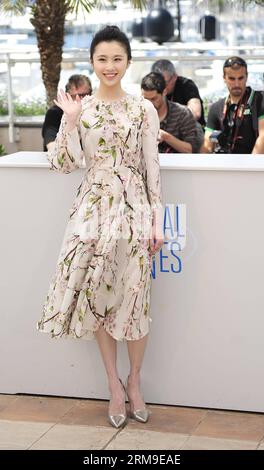 (140520) -- CANNES, 20 maggio 2014 (Xinhua) -- l'attrice cinese Zhang Huiwen posa durante il photocall di Coming Home (Gui Lai) al 67° Festival di Cannes, in Francia, 20 maggio 2014. (Xinhua/Ye Pingfan) FRANCE-CANNES-FILM FESTIVAL-GUI LAI-PHOTO CALL PUBLICATIONxNOTxINxCHN Cannes 20 maggio 2014 XINHUA 67 Ye Pingfan France Cannes Film Festival GUI Lai 2014 Photo Call PUBLICATIONxNOTxINxCHN Foto Stock