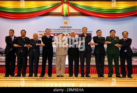 (140520) -- NAY PYI TAW, 20 maggio 2014 (Xinhua) -- i partecipanti posano per delle foto durante l'ottava riunione dei ministri della difesa dell'ASEAN presso l'hotel Royal ACE a Nay Pyi Taw, Myanmar, 20 maggio 2014. (Xinhua/U Aung) MYANMAR-NAY PYI TAW-8A CERIMONIA DI FIRMA ADMM PUBLICATIONxNOTxINxCHN Nay Pyi Taw 20 maggio 2014 i partecipanti XINHUA posano per le foto durante l'8a riunione dei ministri della difesa ASEAN PRESSO l'Hotel Royal Ace di Nay Pyi Taw Myanmar 20 maggio 2014 XINHUA U Aung Myanmar Nay Pyi Taw 8a cerimonia di firma PUBLINTIXINTIXINTIXINTIONCHN Foto Stock