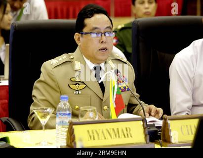 (140520) -- NAY PYI TAW, 20 maggio 2014 (Xinhua) -- il ministro della difesa del Myanmar, il tenente generale Wai Lwin, parla all'ottava riunione dei ministri della difesa dell'ASEAN presso l'hotel Royal ACE a Nay Pyi Taw, Myanmar, 20 maggio 2014. (Xinhua/U Aung) MYANMAR-NAY PYI TAW-8A CERIMONIA DI FIRMA ADMM PUBLICATIONxNOTxINxCHN Nay Pyi Taw 20 maggio 2014 XINHUA Myanmar Ministri della difesa Tenente generale Wai Lwin si rivolge all'ottava riunione del Ministro della difesa ASEAN PRESSO l'Hotel Royal Ace a Nay Pyi Taw Myanmar 20 maggio 2014 XINHUA U Aung Myanmar Nay Pyi Taw ottava cerimonia di firma Foto Stock