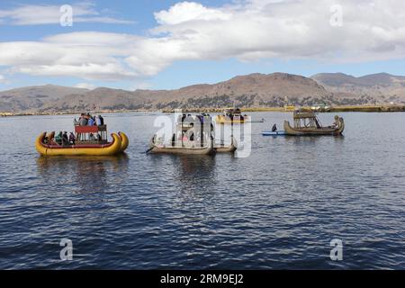 (140520) -- PUNO, 20 maggio 2014 (Xinhua) -- la gente naviga sul lago Titicaca, nella regione di Puno, Perù, 13 maggio 2014. Il lago Titicaca e le sue isole galleggianti nella regione di Puno del Perù hanno non solo attrazioni naturali, ma anche una cultura unica grazie alla popolazione quechua di Juliaca che vive lì. Il lago Titicaca si trova nell'altopiano di Collao, con le isole di Luna, Taquile, Amantani, Uros e Suriqui. (Xinhua/Luis Camacho)(zhf) PERU-PUNO-TITICACA LAKE-FLOATING ISLAND PUBLICATIONxNOTxINxCHN Puno 20 maggio 2014 le celebrità di XINHUA navigano SUL lago Titicaca nella regione di Puno Perù 13 maggio 2014 Foto Stock