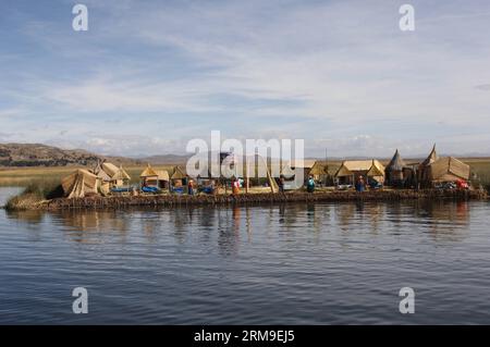 (140520) -- PUNO, 20 maggio 2014 (Xinhua) -- le persone lavorano sull'isola galleggiante Los Uros sul lago Titicaca, regione di Puno, Perù, 13 maggio 2014. Il lago Titicaca e le sue isole galleggianti nella regione di Puno del Perù hanno non solo attrazioni naturali, ma anche una cultura unica grazie alla popolazione quechua di Juliaca che vive lì. Il lago Titicaca si trova nell'altopiano di Collao, con le isole di Luna, Taquile, Amantani, Uros e Suriqui. (Xinhua/Luis Camacho)(zhf) PERU-PUNO-TITICACA LAKE-FLOATING ISLAND PUBLICATIONxNOTxINxCHN Puno 20 maggio 2014 le celebrità di XINHUA lavorano SUL Los Uros Floating Iceland Foto Stock