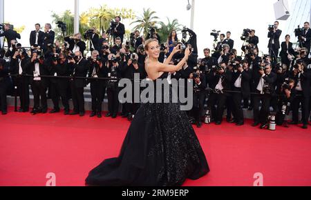 (140520) -- CANNES, 20 maggio 2014 (Xinhua) -- la modella ceca Petra Nemcova scatta un selfie mentre arriva per la proiezione di Deux Jours, Une Nuit ( due giorni, una notte ) durante il 67° Festival di Cannes, a Cannes, in Francia, 20 maggio 2014. Il film è presentato al Concorso ufficiale del festival che si svolge dal 14 al 25 maggio. (Xinhua/Ye Pingfan) FRANCE-CANNES-FILM FESTIVAL-TWO DAYS ONE NIGHT-RED CARPET PUBLICATIONxNOTxINxCHN Cannes 20 maggio 2014 XINHUA Czech Model Petra Nemcova prende un mentre arriva per la proiezione di Deux jours Une Nuit Two Days One Night durante il 67° Cannes Fil Foto Stock