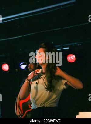 (140520) -- FRANCOFORTE, 20 maggio 2014 (Xinhua) -- Luca vasta, un cantante tedesco di origine italiana, si esibisce a Nachtleben a Francoforte, in Germania, il 20 maggio 2014. (Xinhua/Luo Huanhuan) GERMANIA-FRANKFURT-SINGER-LUCA VASTA PUBLICATIONxNOTxINxCHN Francoforte 20 maggio 2014 XINHUA Luca vasta cantante tedesco DI ORIGINE italiana si esibisce nella vita notturna a Francoforte in Germania IL 20 maggio 2014 XINHUA Luo Huanhuan Germania Frankfurt Singer Luca vasta PUBLICATIONxNOTxINxCHN Foto Stock