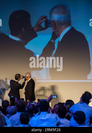 (140520) - TEL AVIV, 20 maggio 2014 (Xinhua) -- Un ospite invita il presidente israeliano Shimon Peres (R, Rear) a fare un selfie alla cerimonia di apertura della Conferenza sull'innovazione israeliana a Tel Aviv, Israele, il 20 maggio 2014. (Xinhua/li Rui) ISRAELE-TEL AVIV-PRESIDENTE-SHIMON PERES-SELFIE PUBLICATIONxNOTxINxCHN Tel Aviv 20 maggio 2014 XINHUA A ospite invita il presidente israeliano Shimon Peres r Rear a prendere parte alla cerimonia di apertura della conferenza di Israele sull'innovazione tenutasi a Tel Aviv Israele IL 20 maggio 2014 XINHUA sinistra Rui Israel Tel Aviv Presidente di Tel Aviv Shimon Peres PUBLICATIxNOTxNOTxNCHN Foto Stock