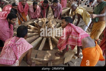 (140521) -- PURI, (Xinhua) -- i falegnami tradizionali sollevano una ruota di legno di nuova costruzione del carro di Lord Jagannath davanti al festival indù Rath Yatra, o la processione sacra dei carri, a Puri, a 65 km dallo stato indiano orientale, la capitale di Orissa, Bhubaneswar, 20 maggio 2014. (Xinhua/Stringer) INDIA-PURI-RATH YATRA-PREPARATION PUBLICATIONxNOTxINxCHN Puri XINHUA Traditional Carpenters Lift una ruota di legno di nuova costruzione del carro di Lord Jagannath davanti al Festival indù Rath Yatra o alla Processione del Sacro Carro A Puri A 65 km di distanza dalla capitale dell'India Orissa Bhu Foto Stock