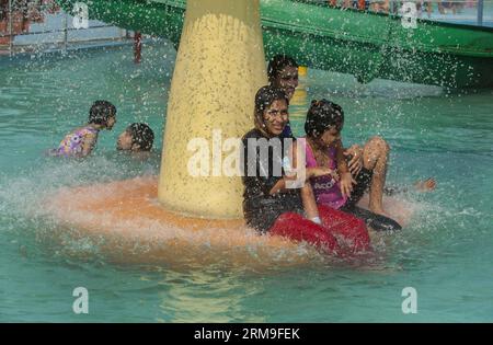 (140521) -- CALCUTTA, 21 maggio 2014 (Xinhua) -- i giovani indiani si raffreddano al parco Nicco di Calcutta, India orientale, il 21 maggio 2014. Le temperature continuano ad aumentare in molte parti dell'India. (Xinhua/Tumpa Mondal) INDIA-CALCUTTA-HEAT PUBLICATIONxNOTxINxCHN Calcutta 21 maggio 2014 i giovani indiani XINHUA si raffreddano AL Nicco Park di Calcutta nell'India orientale IL 21 maggio 2014 le temperature continuano ad aumentare in MOLTE parti dell'India XINHUA Tumpa Mondal India Calcutta Heat PUBLICATIONxNOTxINxCHN Foto Stock