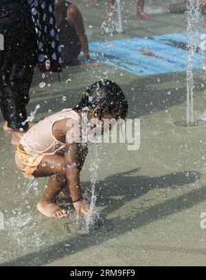 (140521) -- CALCUTTA, 21 maggio 2014 (Xinhua) -- una ragazza indiana si raffredda al parco Nicco di Calcutta, India orientale, il 21 maggio 2014. Le temperature continuano ad aumentare in molte parti dell'India. (Xinhua/Tumpa Mondal) INDIA-CALCUTTA-HEAT PUBLICATIONxNOTxINxCHN Calcutta 21 maggio 2014 XINHUA to Indian Girl si raffredda AL Nicco Park di Calcutta India orientale IL 21 maggio 2014 le temperature continuano ad aumentare in MOLTE parti dell'India XINHUA Tumpa Mondal India Calcutta Heat PUBLICATIONxNOTxINxCHN Foto Stock