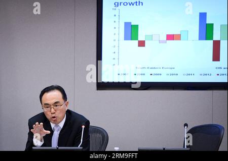 (140521) -- NEW YORK, 21 maggio 2014 (Xinhua) -- Hong Pingfan, capo della Global Economic Monitoring Unit for the UN Department of Economic and Social Affairs (DESA), parla durante una conferenza stampa presso la sede delle Nazioni Unite a New York, il 21 maggio 2014. Si prevede che l’economia globale si rafforzerà nei prossimi due anni, nonostante un degrado delle prospettive di crescita per alcune economie in via di sviluppo e in transizione, un rapporto delle Nazioni Unite ha affermato mercoledì, aggiungendo che la crescita per le economie emergenti è leggermente riveduta in basso. (Xinhua/Niu Xiaolei) un-NEW YORK-WORLD ECONOMY-REPORT PUBLICATIONxNOTxINxCHN Foto Stock