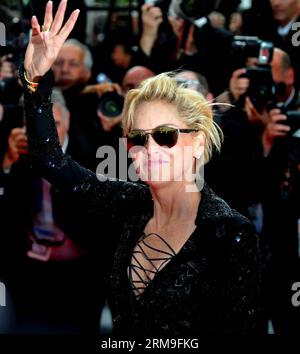 (140521) -- CANNES, 21 maggio 2014 (Xinhua) -- Sharon Stone arriva al Red carpet per la proiezione del film la ricerca al 67° Festival di Cannes, nel sud della Francia, il 21 maggio 2014. (Xinhua/Chen Xiaowei) FRANCIA-CANNES-FILM FESTIVAL-THE SEARCH PUBLICATIONxNOTxINxCHN Cannes 21 maggio 2014 XINHUA Sharon Stone arriva AL Red Carpet per la proiezione del film la ricerca AL 67° Festival di Cannes Francia meridionale IL 21 maggio 2014 XINHUA Chen Xiaowei Francia Cannes Film Festival The Search PUBLICATIONXNOTXINXN Foto Stock