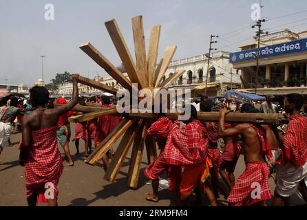 (140522) -- PURI, 21 maggio 2014 (Xinhua) -- i falegnami tradizionali sollevano una ruota di legno di nuova costruzione del carro di Lord Jagannath davanti al festival indù Rath Yatra, o la processione sacra dei carri a Puri, a 65 km dallo stato indiano orientale, la capitale di Orissa, Bhubaneswar, il 21 maggio 2014. (Xinhua/Stringer) (lmz) INDIA-PURI-RATH YATRA-PREPARATION PUBLICATIONxNOTxINxCHN Puri 21 maggio 2014 XINHUA Traditional Carpenters sollevano una ruota di legno di nuova costruzione del carro di Lord Jagannath davanti al Festival indù Rath Yatra o la Sacra Processione del Carro A Puri a 65 km dagli Indiani Orientali Foto Stock