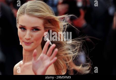 (140521) -- CANNES, 21 maggio 2014 (Xinhua) -- Rosie Huntington-Whiteley arriva al Red carpet per la proiezione del film la ricerca al 67° Festival di Cannes, nel sud della Francia, il 21 maggio 2014. (Xinhua/Chen Xiaowei) FRANCE-CANNES-FILM FESTIVAL-THE SEARCH PUBLICATIONxNOTxINxCHN Cannes 21 maggio 2014 XINHUA Rosie Huntington Whiteley arriva AL Red Carpet per la proiezione del Film la ricerca AL 67° Festival di Cannes nel sud della Francia IL 21 maggio 2014 XINHUA Chen Xiaowei France Cannes Film Festival The Search PUBLICATIONxNOTxINxCHN Foto Stock