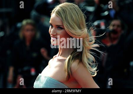 (140521) -- CANNES, 21 maggio 2014 (Xinhua) -- Rosie Huntington-Whiteley arriva al Red carpet per la proiezione del film la ricerca al 67° Festival di Cannes, nel sud della Francia, il 21 maggio 2014. (Xinhua/Chen Xiaowei) FRANCE-CANNES-FILM FESTIVAL-THE SEARCH PUBLICATIONxNOTxINxCHN Cannes 21 maggio 2014 XINHUA Rosie Huntington Whiteley arriva AL Red Carpet per la proiezione del Film la ricerca AL 67° Festival di Cannes nel sud della Francia IL 21 maggio 2014 XINHUA Chen Xiaowei France Cannes Film Festival The Search PUBLICATIONxNOTxINxCHN Foto Stock