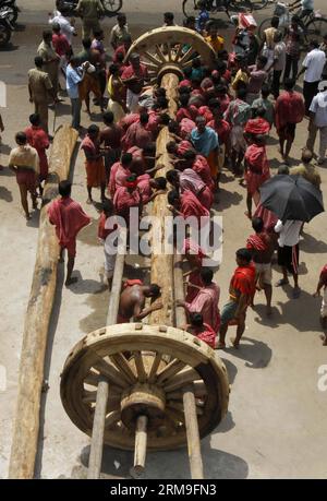(140522) -- PURI, 21 maggio 2014 (Xinhua) -- i falegnami tradizionali pregano una ruota di legno di nuova costruzione del carro di Lord Jagannath davanti al festival indù Rath Yatra, o la processione sacra dei carri a Puri, a 65 km dallo stato indiano orientale, la capitale di Orissa, Bhubaneswar, il 21 maggio 2014. (Xinhua/Stringer)(lmz) INDIA-PURI-RATH YATRA-PREPARATION PUBLICATIONxNOTxINxCHN Puri 21 maggio 2014 i Carpentieri tradizionali XINHUA pregano una ruota di legno di nuova costruzione del Carro di Lord Jagannath prima del Festival indù Rath Yatra o la Processione del Sacro Carro A Puri A 65 km Foto Stock
