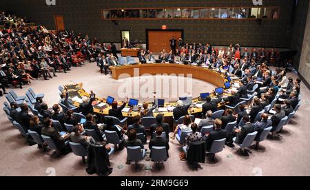 (140522) -- NEW YORK, 22 maggio 2014 (Xinhua) -- i membri del Consiglio di sicurezza delle Nazioni Unite che sono a favore di un progetto di risoluzione sulla Siria alzano la mano durante la votazione, presso la sede delle Nazioni Unite a New York, il 22 maggio 2014. La Russia e la Cina, due membri permanenti del Consiglio di sicurezza delle Nazioni Unite, giovedì hanno usato il loro potere di veto su un progetto di risoluzione destinato a deferire la guerra civile siriana alla Corte penale internazionale (ICC). (Xinhua/Niu Xiaolei) CONSIGLIO DI SICUREZZA delle Nazioni Unite-SIRIA--RISOLUZIONE PUBLICATIONxNOTxINxCHN New York 22 maggio 2014 XINHUA membri del Consiglio di sicurezza delle Nazioni Unite che sono a favore di un progetto Foto Stock